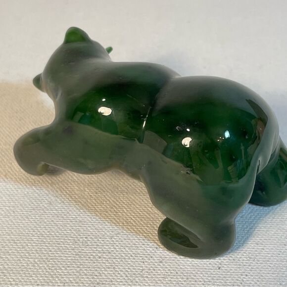 Canadian Nephrite Jade majestic Grizzly Bear with fish sculpture - Picture 12 of 17